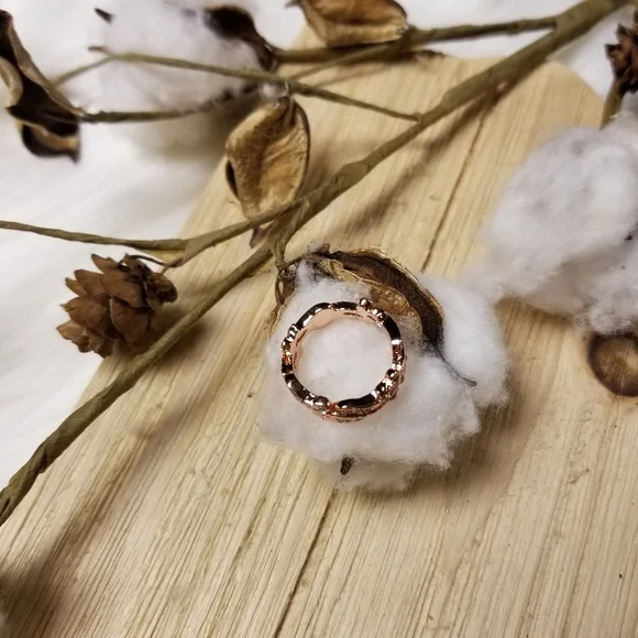 Gorgeous 18k plated Flower Lucky Vine Ring in ROSE GOLD - Picture 11 of 11